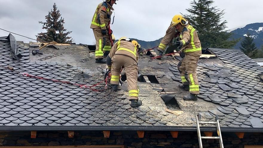 Ensurt per l&#039;incendi en una teulada a Prats i Sansor