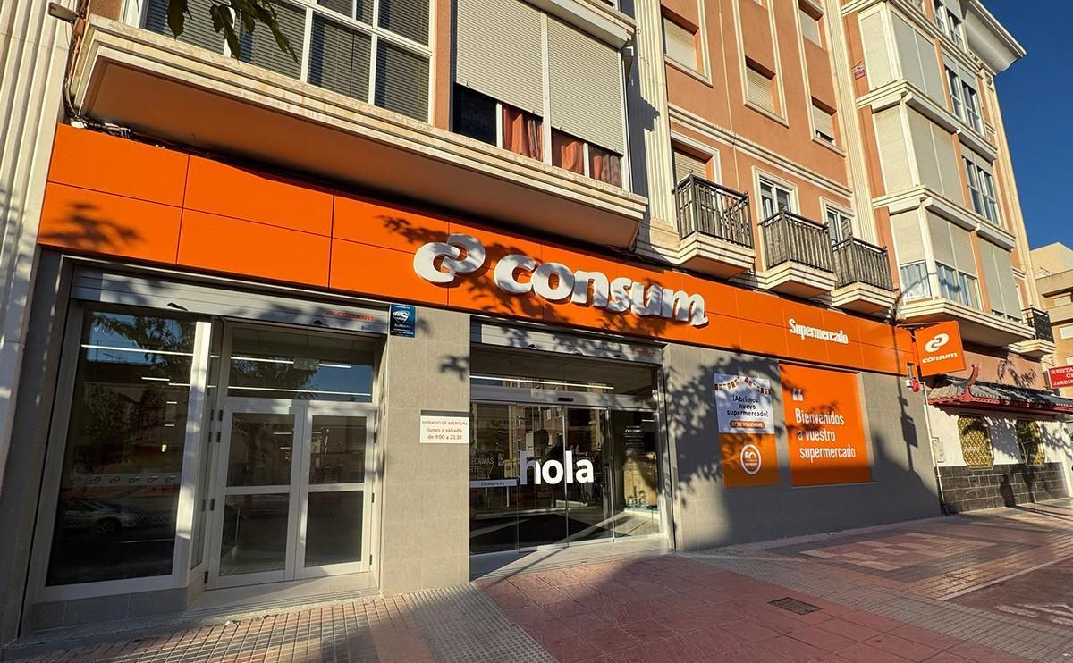 Exterior de un supermercado Consum en una imagen de archivo