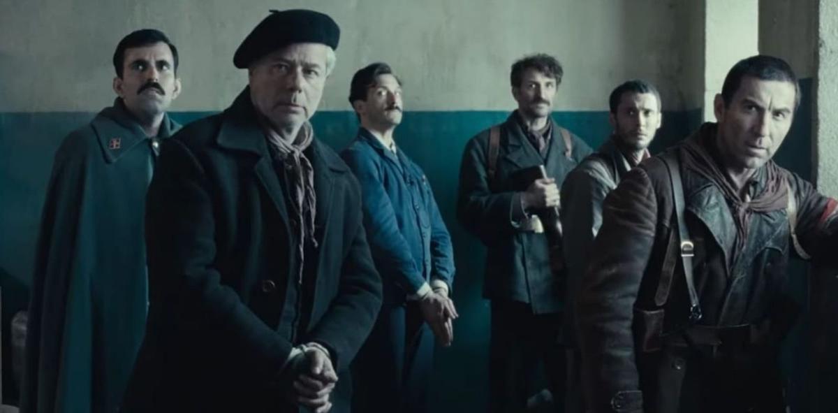 Un fotograma de “Tratamos demasiado bien a las mujeres”, con el cangués Juan Luis Pérez como el guardia civil Sorolla (primero por la izq.) y Antonio de la Torre, como maqui (primero a la derecha). | // FICCIÓN PRODUCCIONES