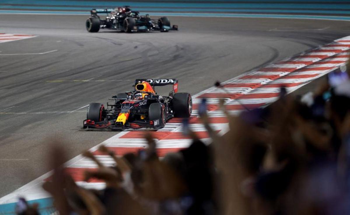 Max Verstappen llegando a la línea de meta del GP de Abu Dhabi (2021), para conseguir su primer campeonato en F1
