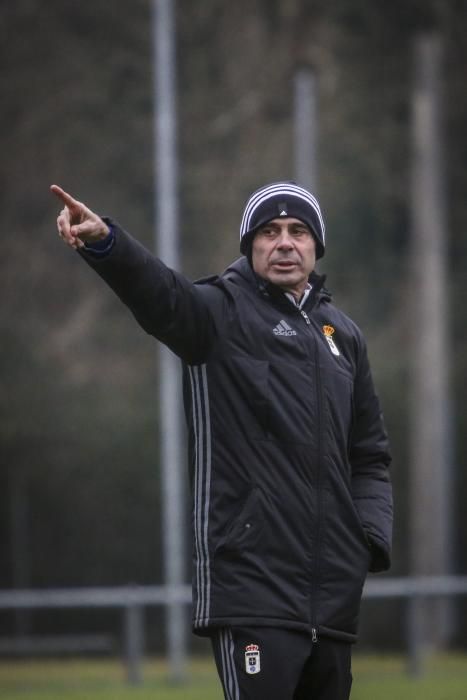 Entrenamiento del Real Oviedo a puerta cerrada en El Requexón.