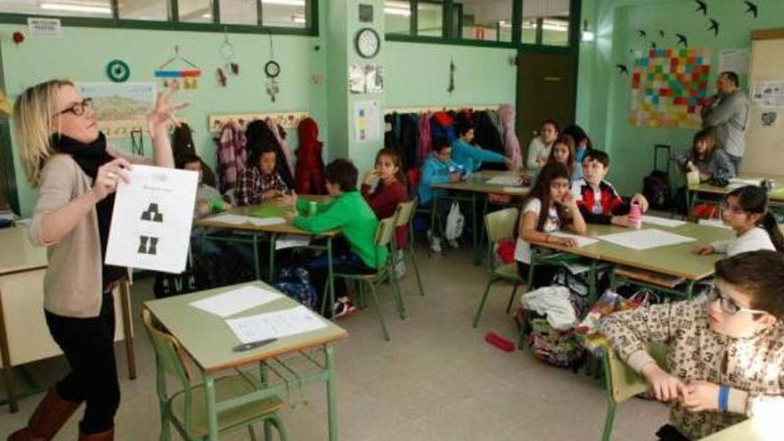 Varios alumnos del centro, durante el curso de informática.