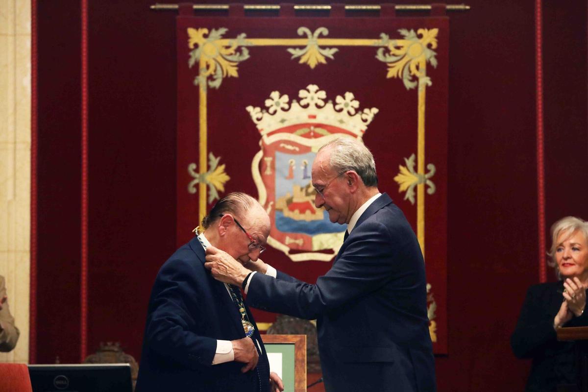 MLG 14-02-2025.- El alcalde de Málaga, Francisco de la Torre, preside el acto de entrega de la Medalla de la Ciudad y el Título de Hijo Adoptivo al cantaor flamenco Antonio Fernández 'Fosforito', al que también asiste el diputado provincial de Cultura Manuel López Mestanza