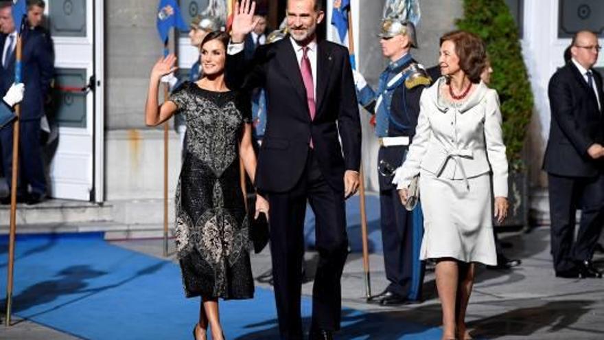 Els reis Letícia i Felip VI i la reina Sofia, ahir a Oviedo