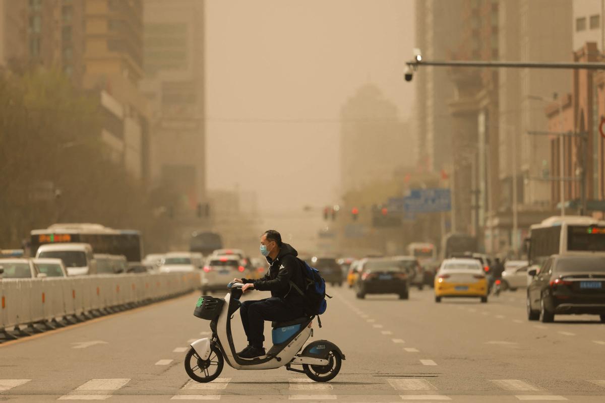 Las calles de Shenyang, en la provincia de Liaoning, durante una intensa tormenta de arena.