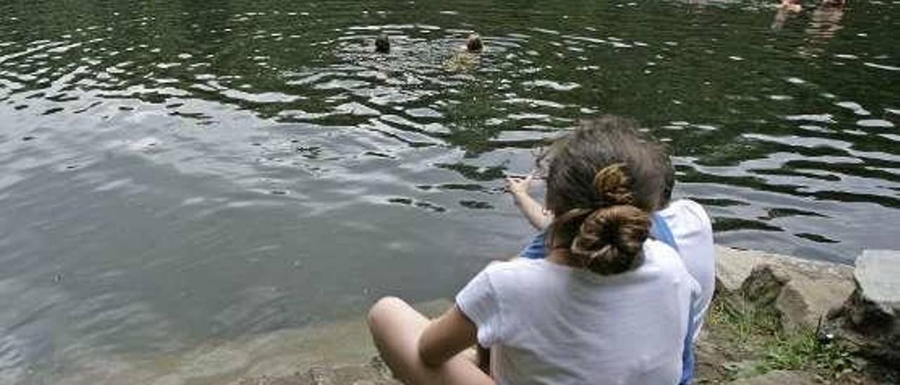 Chapuzón en el área recreativa de O Areal, en la parroquia de Berres.