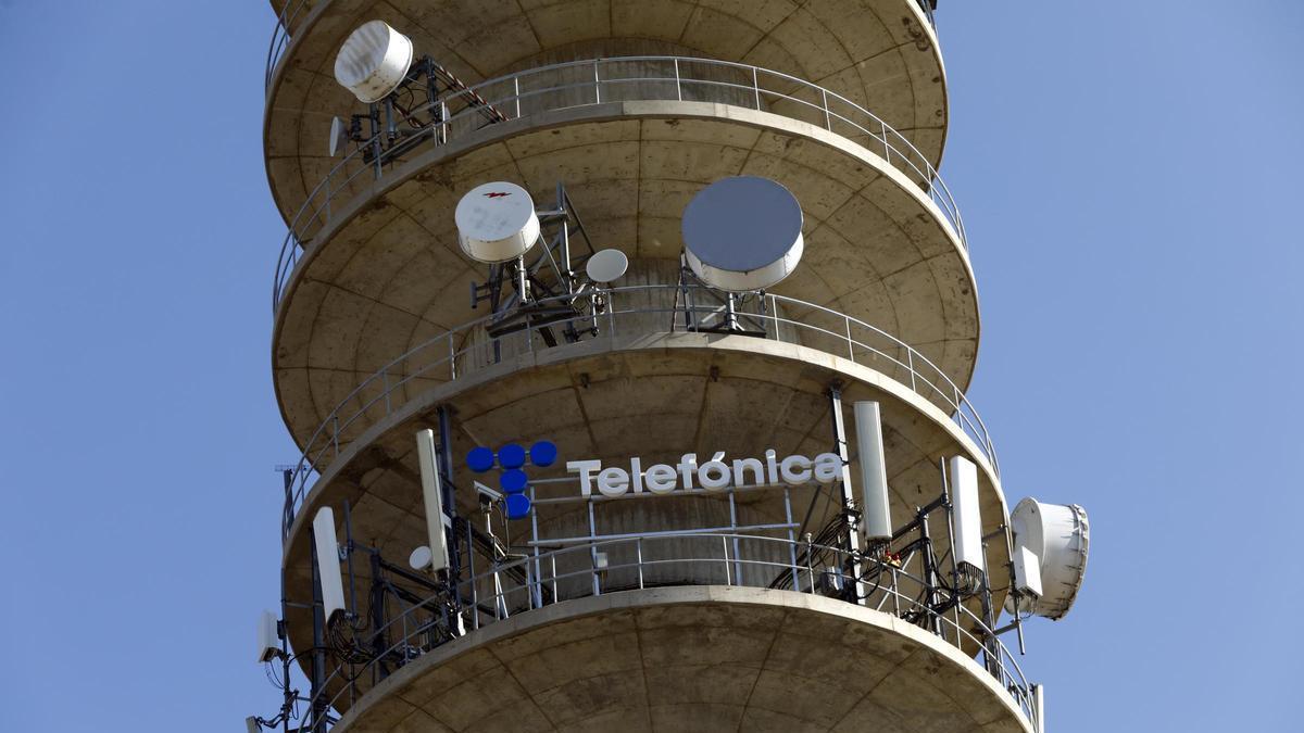 El rótulo de Telefónica en su pirulí de Zaragoza, uno de los edificios más altos de la ciudad.