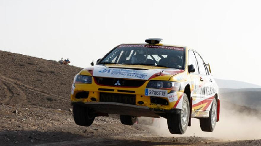 Nolito García y Jesús Valido con su Mitsubishi Lancer EVO IX.