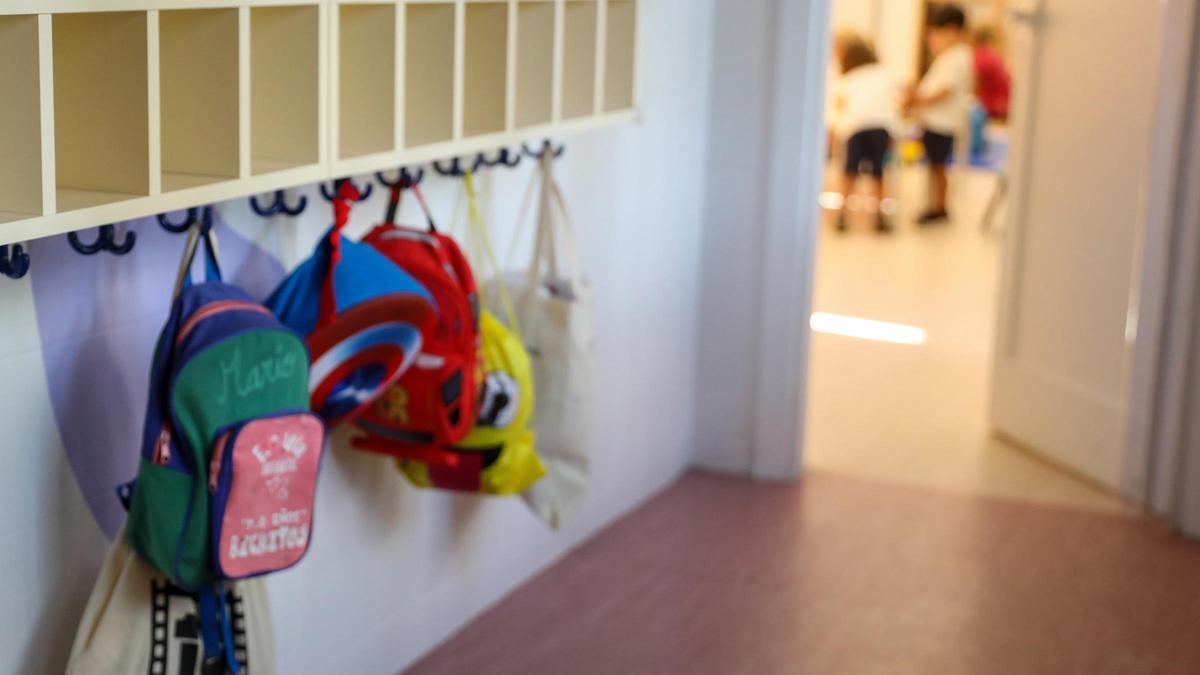 Foto de archivo de mochilas colgadas en una clase en un centro educativo.