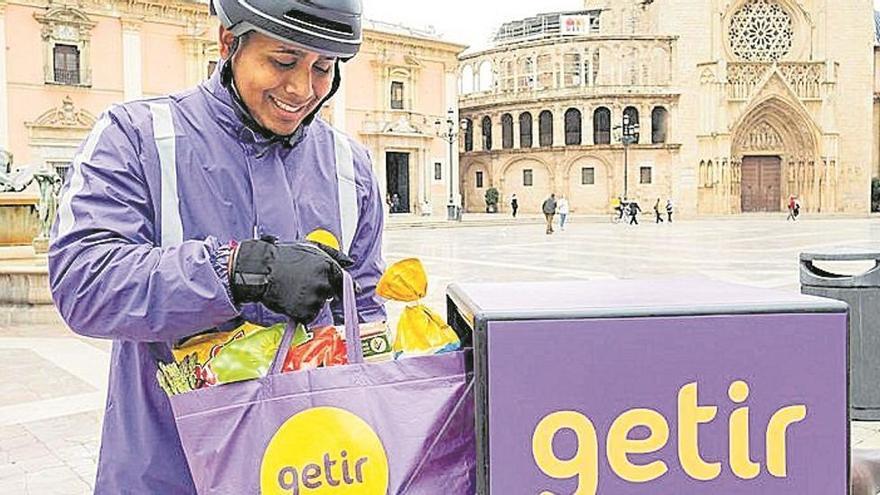 Un repatidor de Getir en la plaza de la Virgen de València.