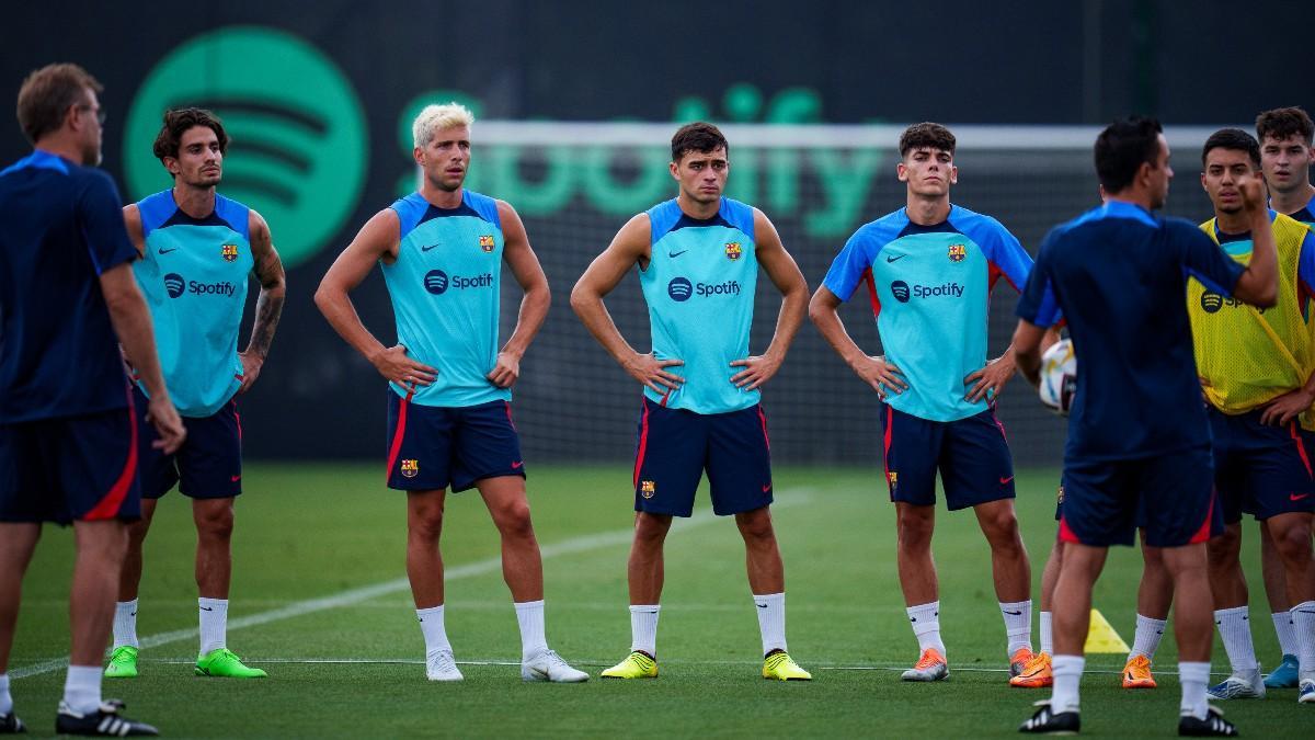 Los jugadores del Barça, atentos a una charla de Xavi
