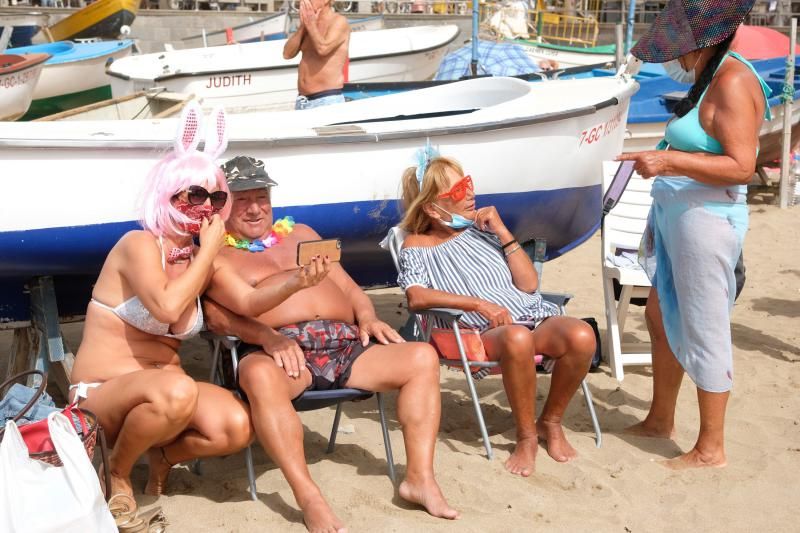 Día de playa y disfraces en un martes de carnaval atípico