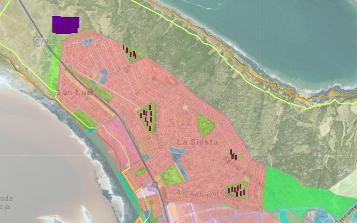 En morado, arriba a la izquierda, localización del suelo protegido que se iba a comprar. En el mapa, marcados con barras, las zonas verdes propiedad municipal sin ejecutar en San Luis -La Siesta- El Chaparral