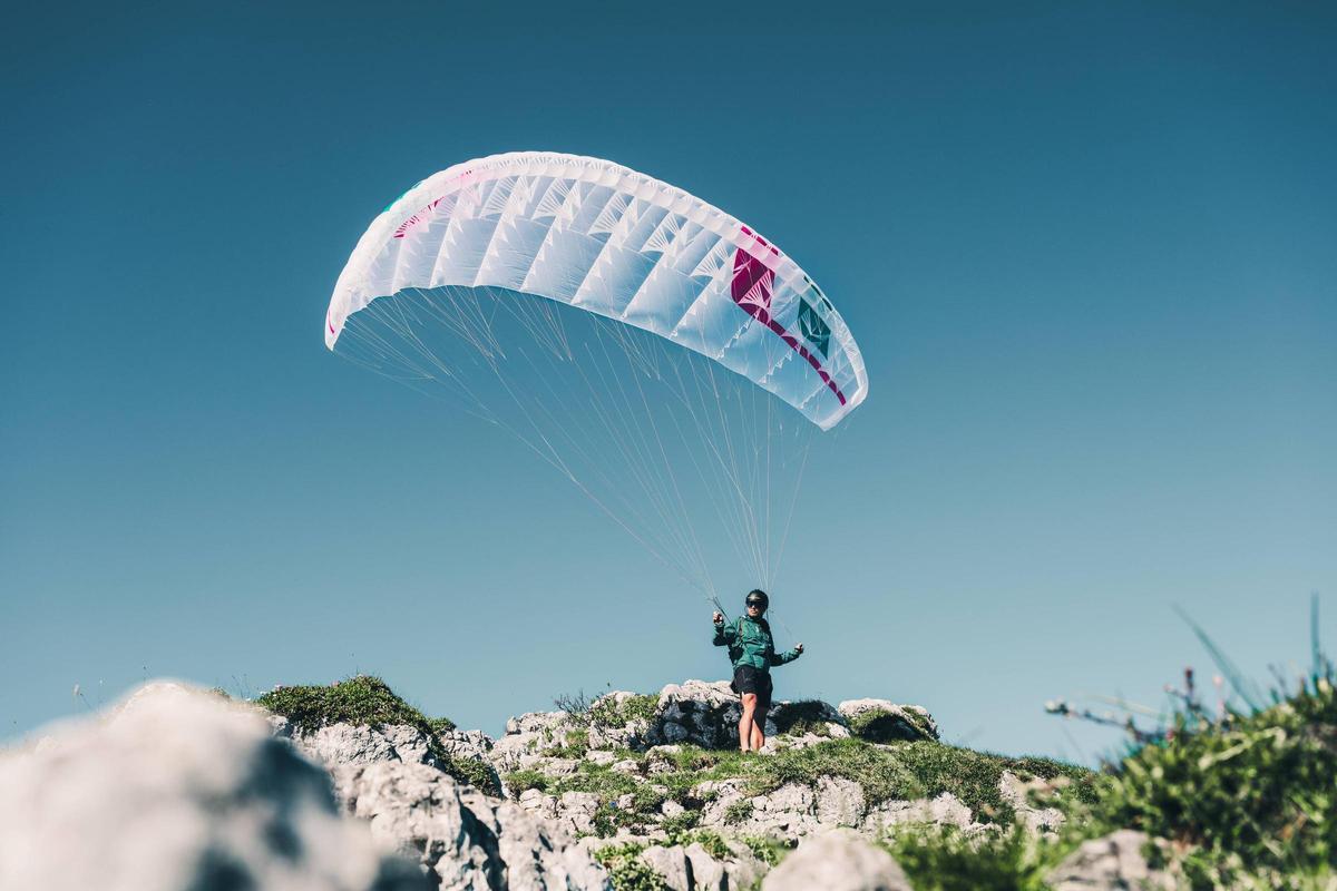 Una persona utilitza un dels parapents de Niviuk.