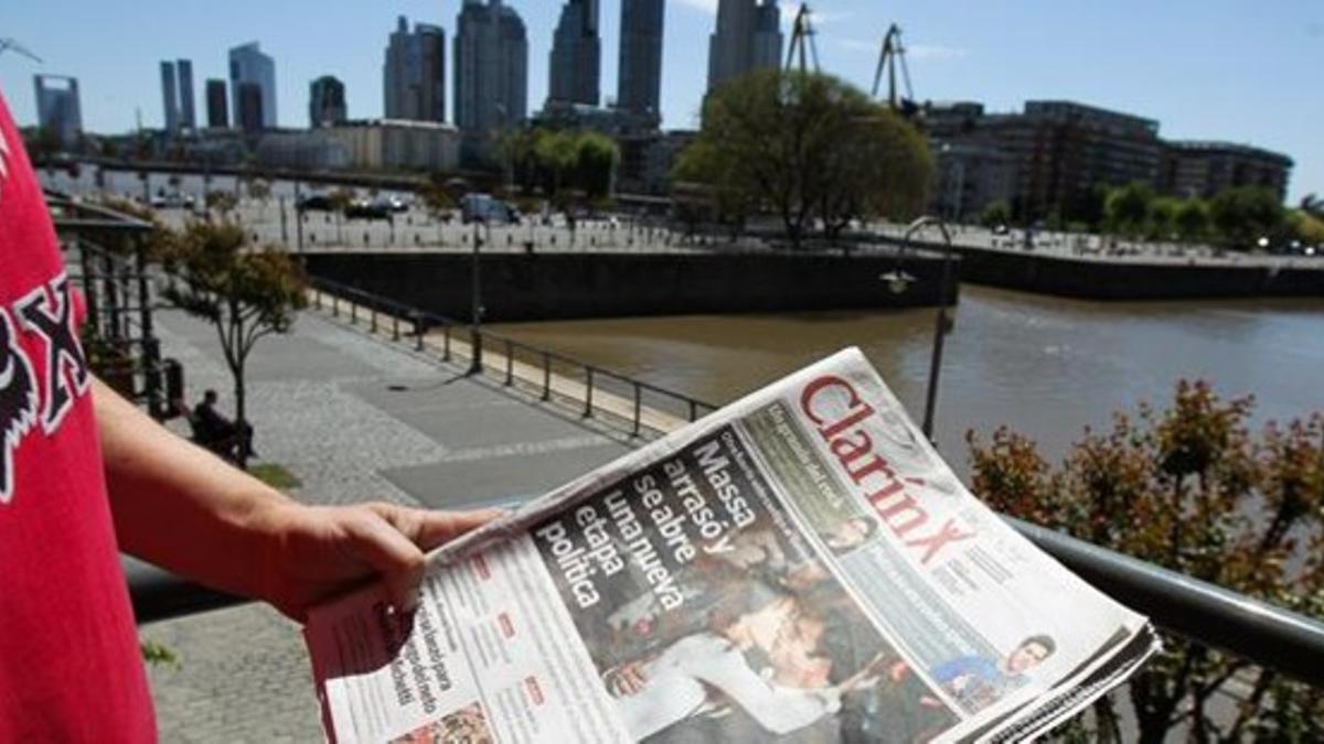 Un hombre observa la portada del diario 'Clarín', con el resultado de las elecciones argentinas, este lunes.