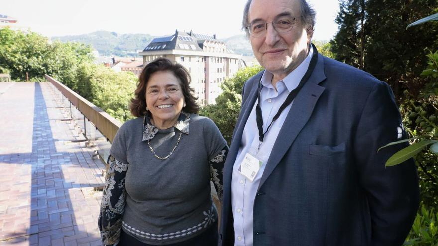 La catedrática Adonina Tardón, a la izquierda, y Paolo Boffetta, ayer, en la Facultad de Medicina de Oviedo, que fue la sede del Congreso de Especialistas en Epidemiología. | Analía Pello.