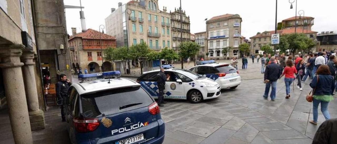 Patrullas de la Policía Nacional y de la Local durante un dispositivo en A Ferrería. // Gustavo Santos