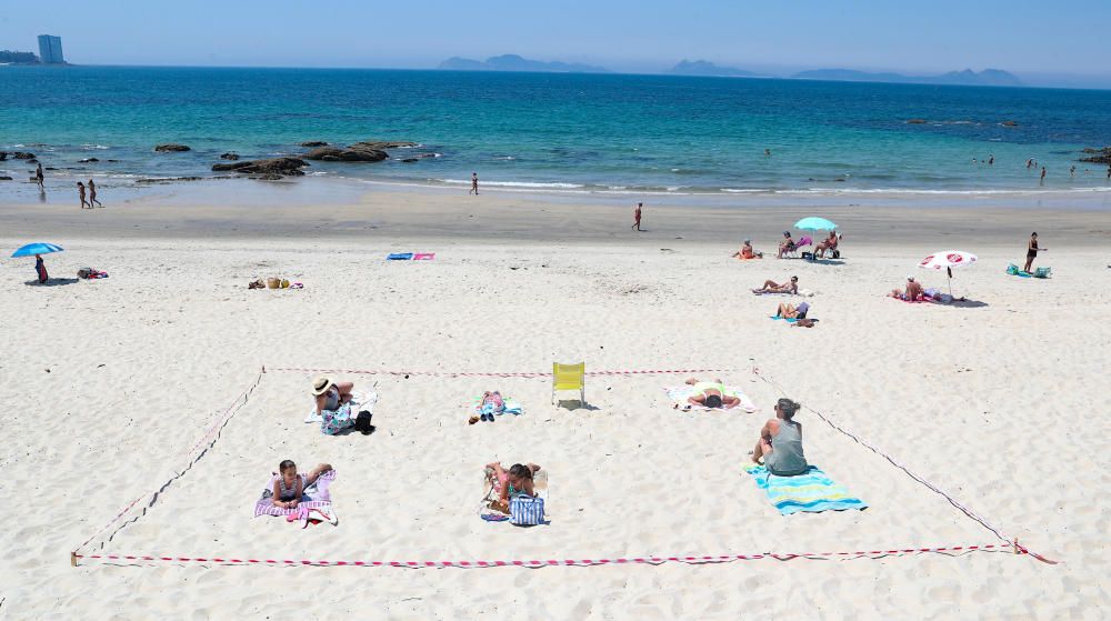 Bañistas en parcelas del tamaño que prepará el Concello