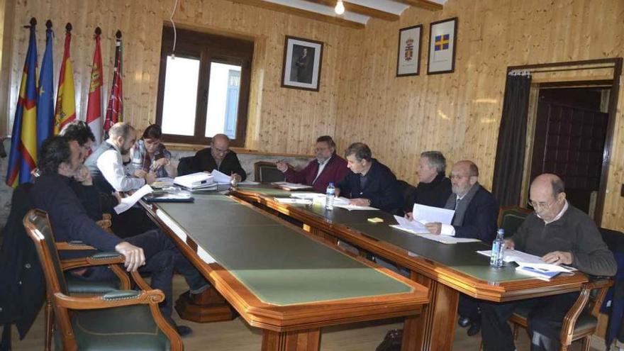 Los miembros de la Corporación durante el pleno en el Ayuntamiento de Galende.