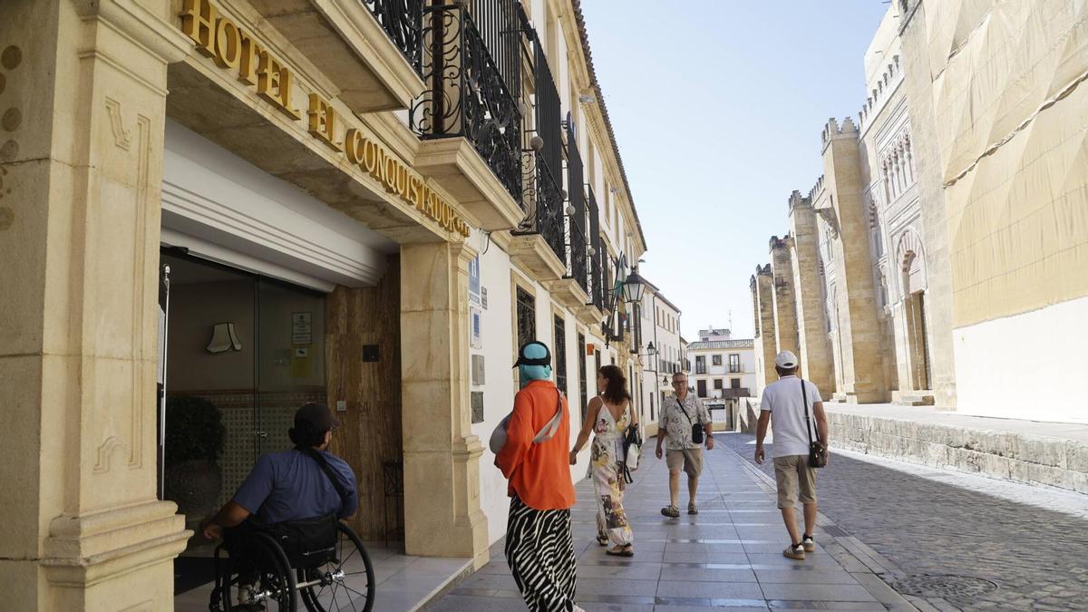 Turistas acceden a un hotel en Córdoba.