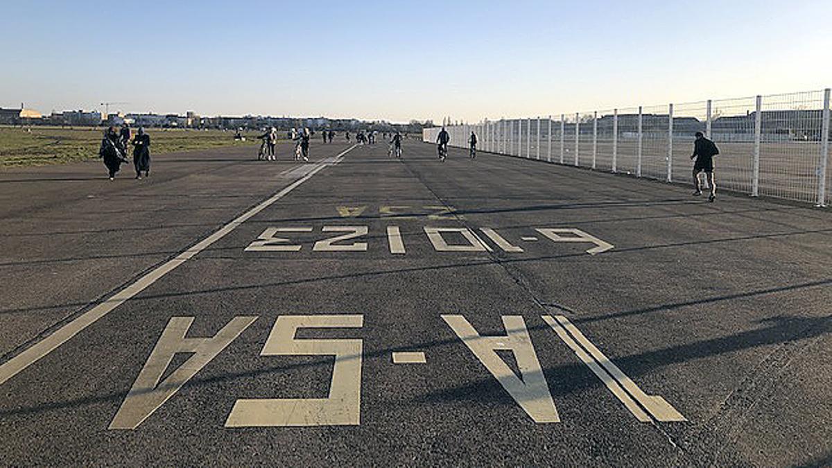 Paseos y deporte por la pista del aeropuerto de Tempelhof.