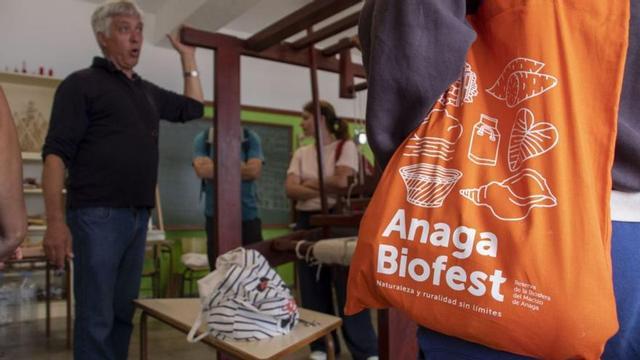 Luján González, presidente de La Voz del Valle, explica los telares recuperados de Taganana.