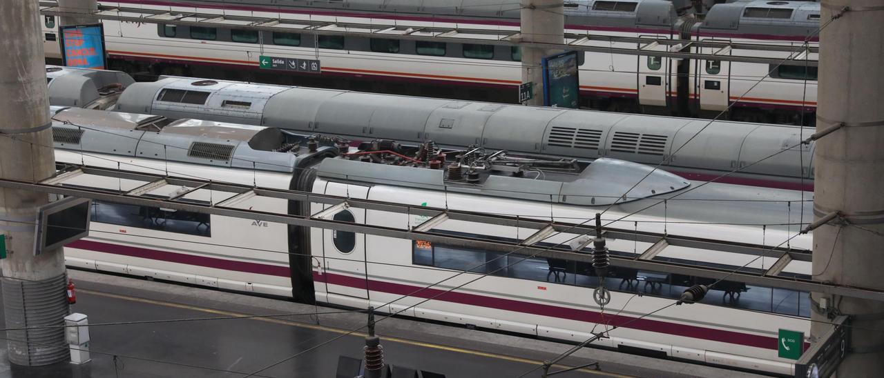 Archivo - Varios trenes en andenes en la estación de Atocha