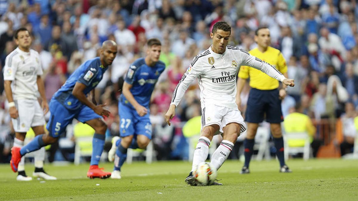 Cristiano Ronaldo marca uno de sus tres goles al Getafe.