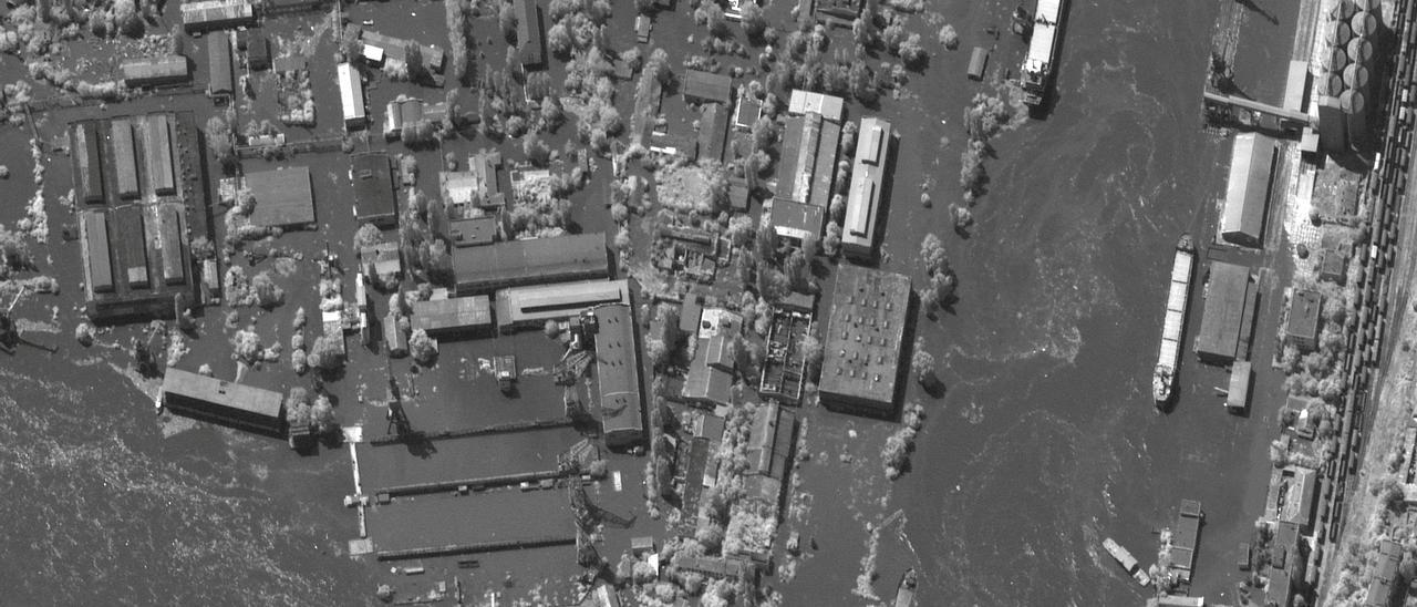 Una imagen por satélite muestra la inundación de un puerto y una zona industrial en la región de Jersón a causa de la destrucción de la presa de Nova Kajovka.
