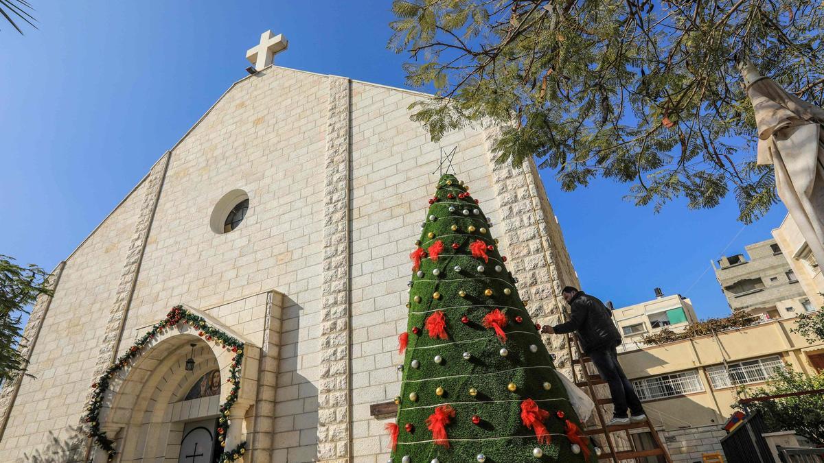 Un hombre decora la Iglesia católica de la Sagrada Família en Gaza