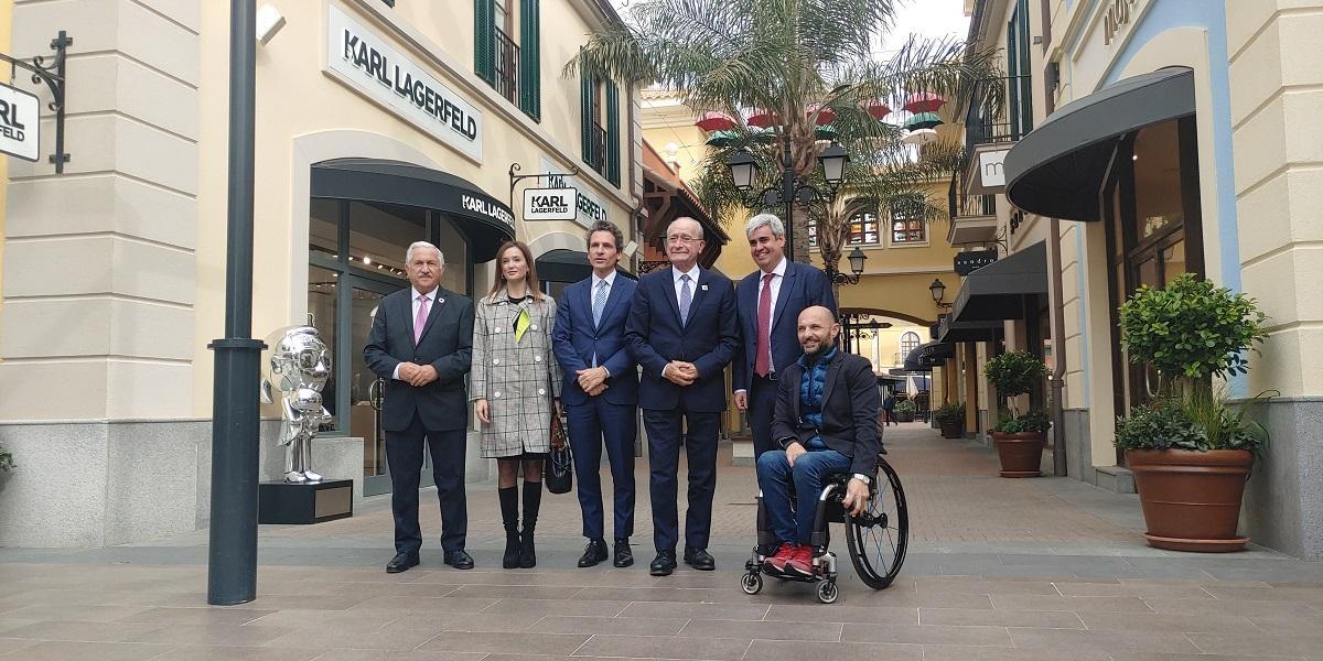 Los responsables de McArthurGlen, con el alcalde de Málaga, Francisco de la Torre, y varios concejales.