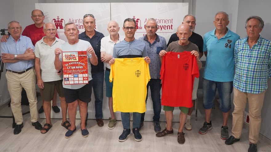 Exjugadores y técnicos del CF Sant Rafel celebran el 50 aniversario de la creación del club