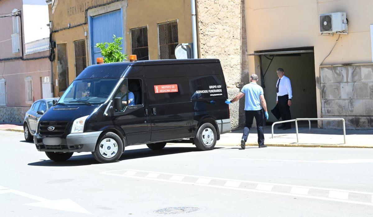 Investigación abierta en el cuartel de Dolores tras hallarse los cuerpos de un guardia civil, su mujer y su hijo