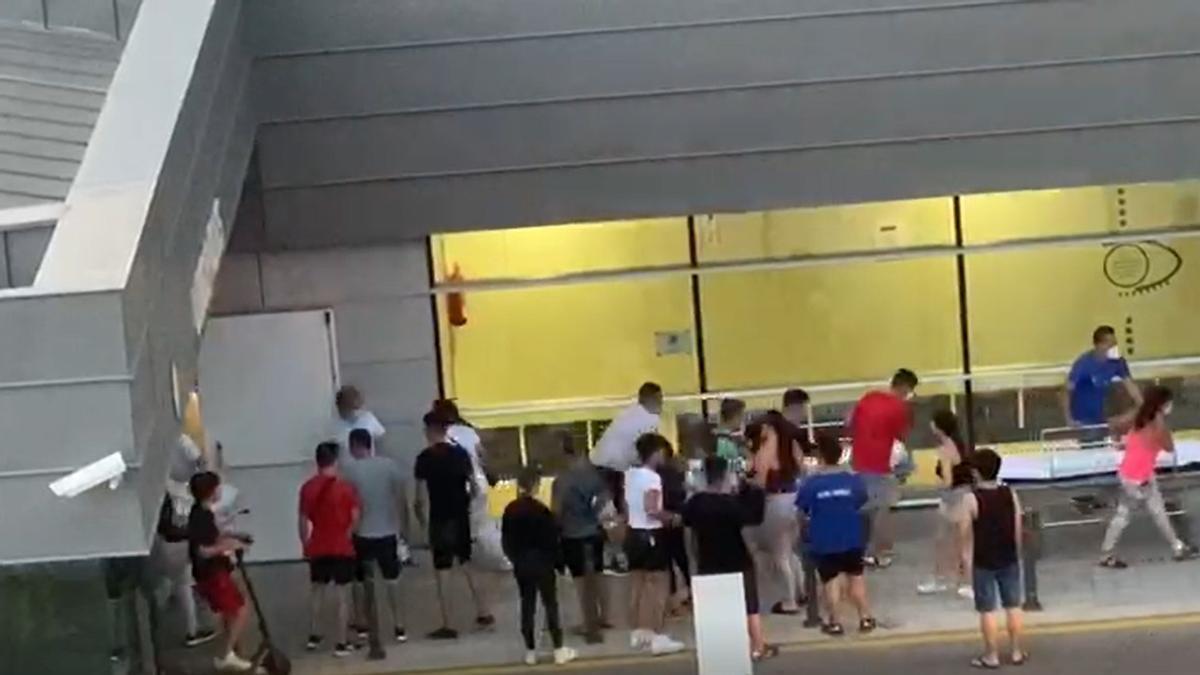 Evacuación de pacientes del Hospital General de Sant Boi, en el que se ha producido un incendio, el 29 de junio del 2020.