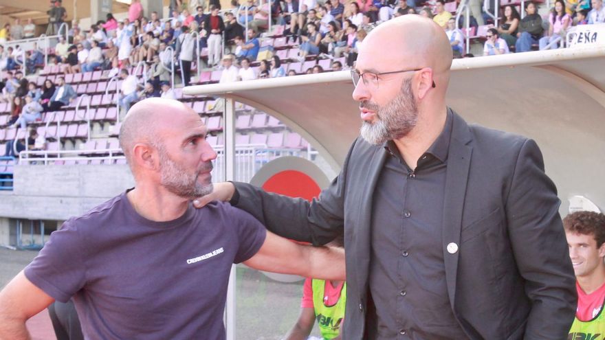 Movilla saluda al técnico rival antes de iniciarse el partido