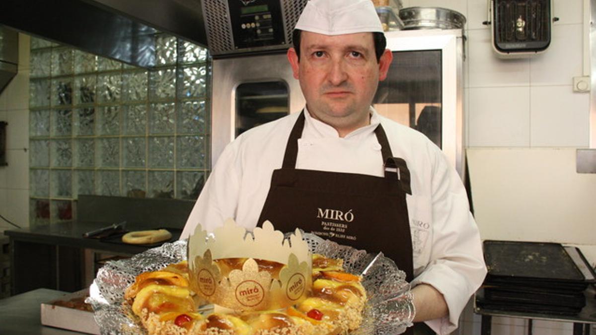 El presidente del Gremio de Pasteleros de la provincia de Barcelona, Elies Miró, con un roscón de Reyes recién salido del horno