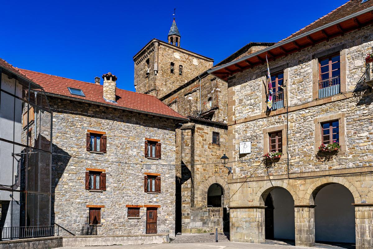 Paseando por Isaba en el valle del Roncal, Pirineos, Navarra en España, con tejados de tejas marrones de edificios residenciales