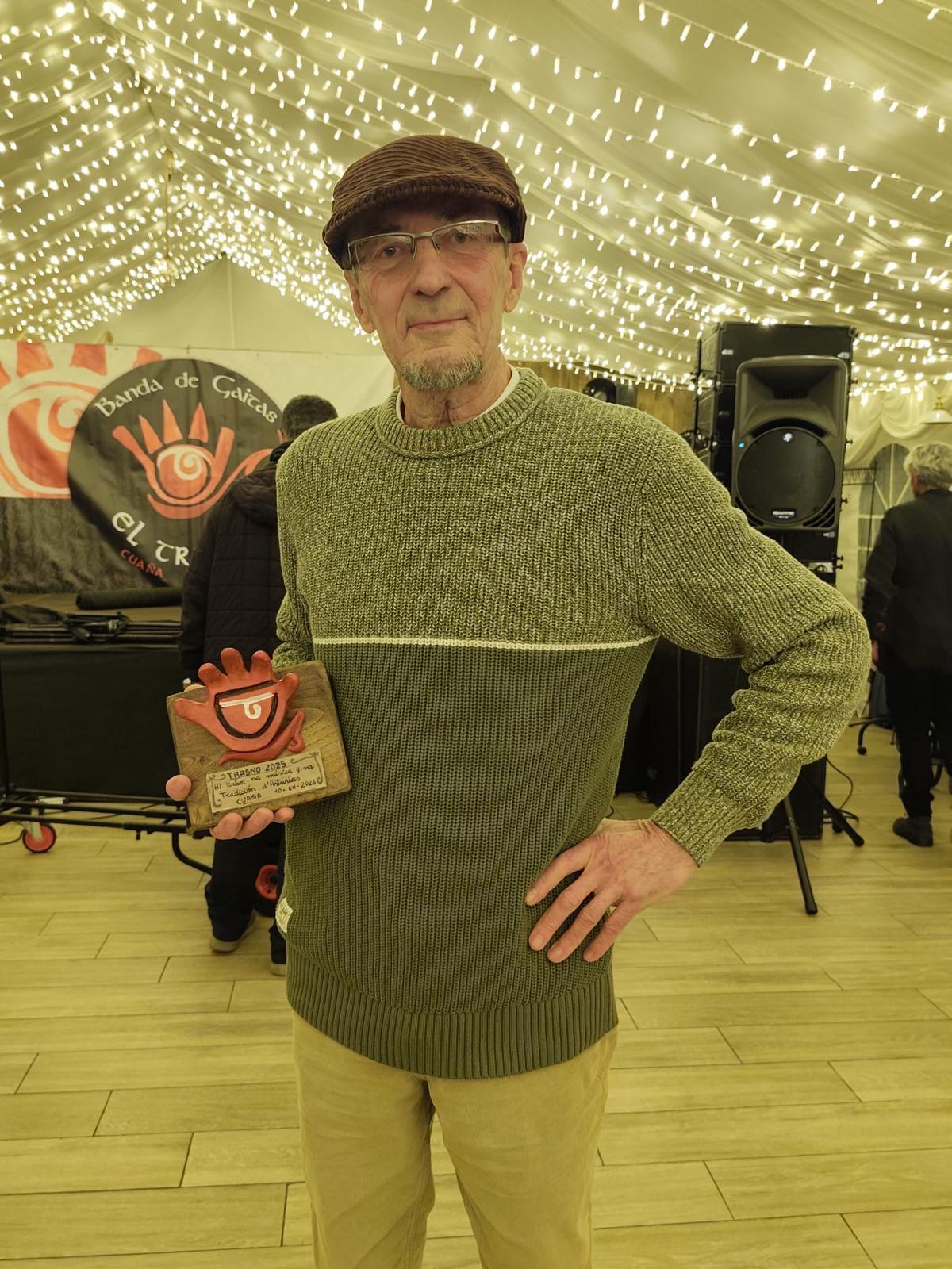 Xuacu Amieva con el premio.