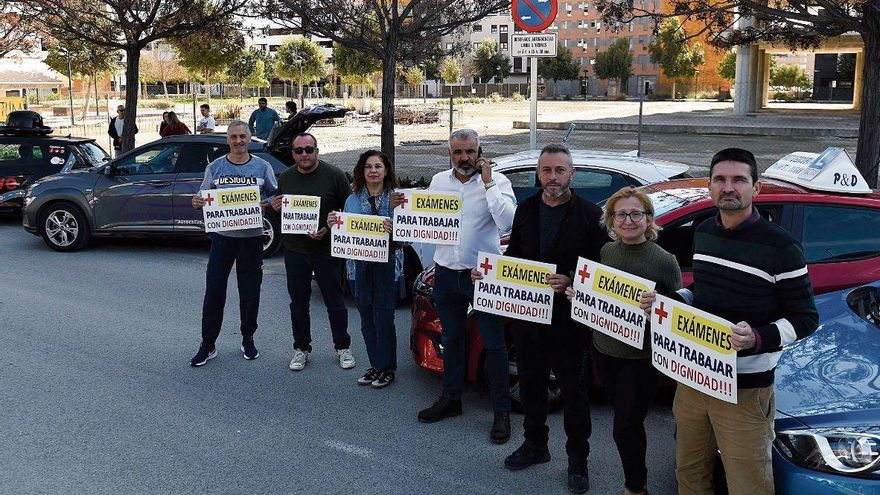 Dos meses de espera para sacarse el carné en la Región debido a la falta de examinadores