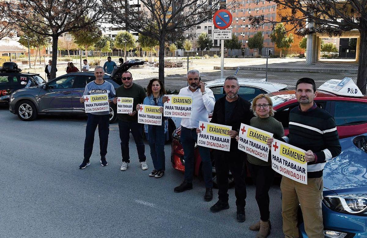 Campaña con carteles, que muestran los afectados, en los coches de autoescuela: "Para trabajar con dignidad".