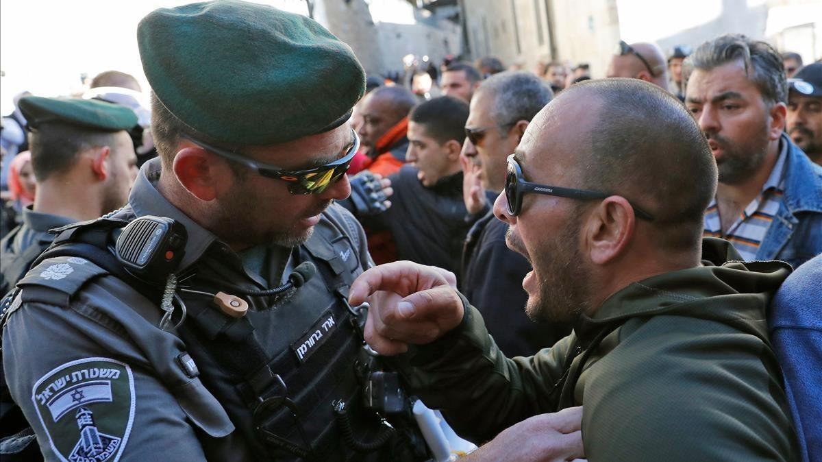 zentauroepp41238377 israeli forces scuffle with people in jerusalem s old city o171208121657