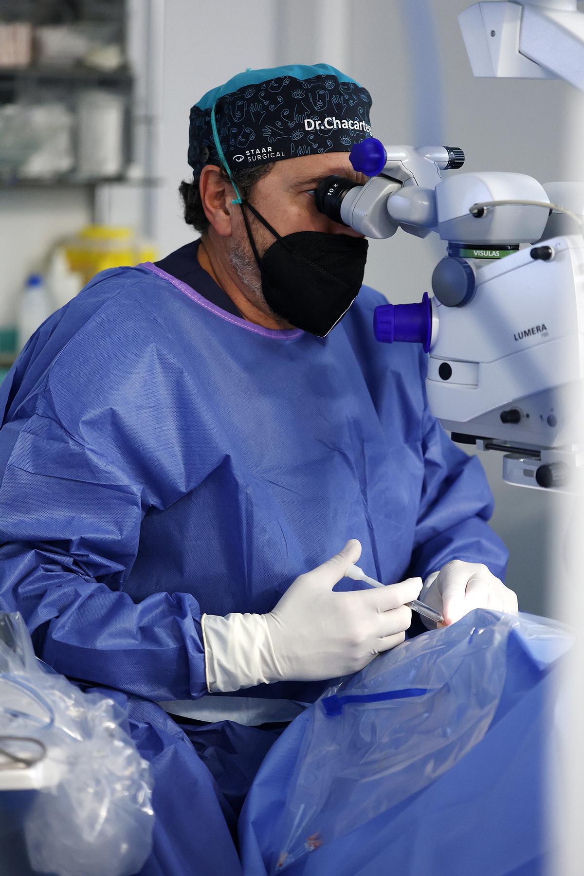 Existen dos técnicas de cirugía refractiva: las basadas en el láser y las lentes intraoculares.