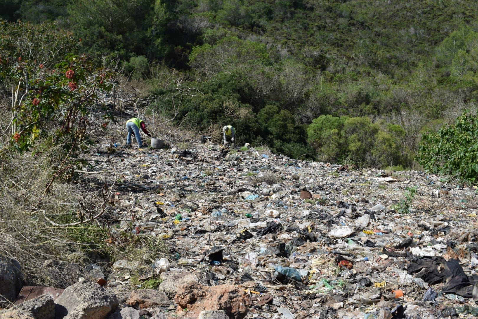 El ayuntamiento de Felanitx recoge veinte toneladas de basura en el vertedero ilegal