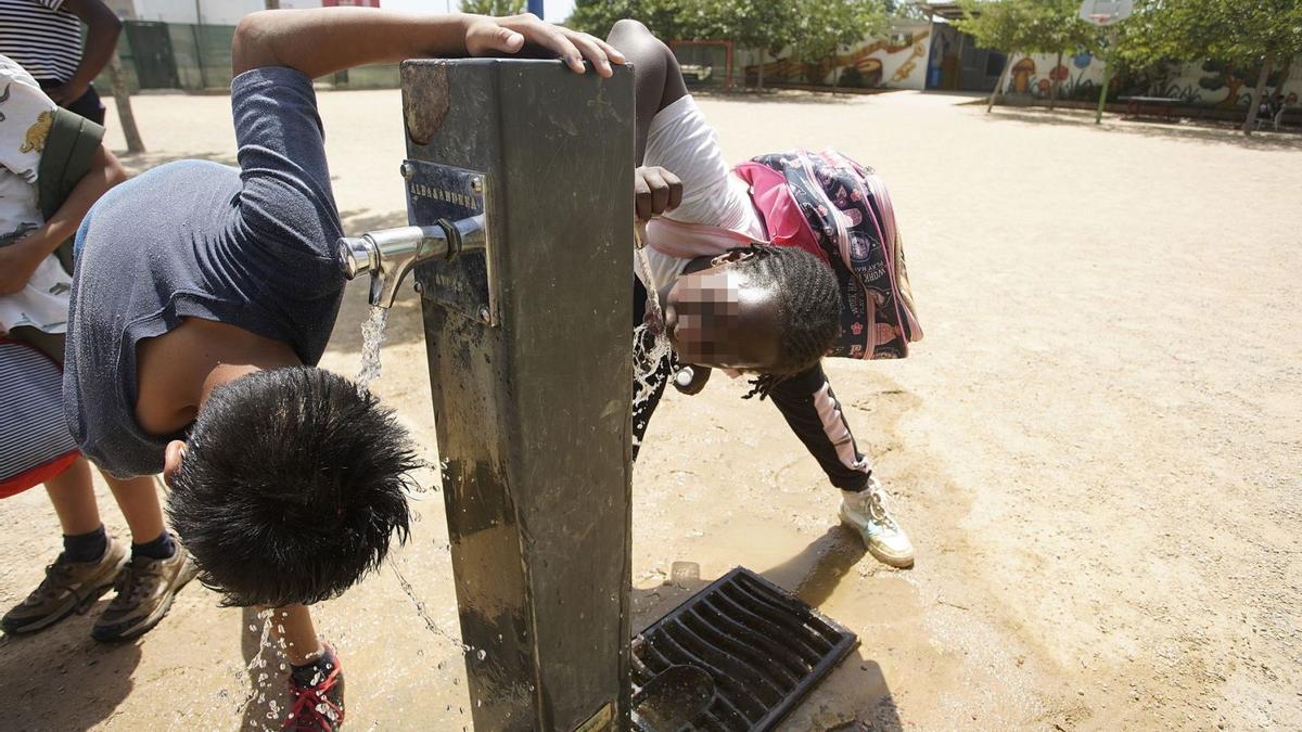 Alumnes de Salt refrescant-se en plena onada de calor del mes de juny.  | MARC MARTÍ