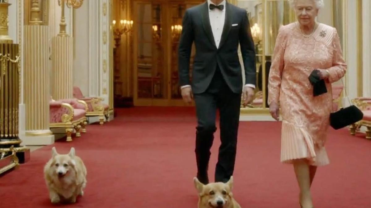 La reina Isabell II, con dos de sus perros en la campaña de los Juegos Olímpicos de Londres del 2012 junto al 'James Bond' Daniel Craig.
