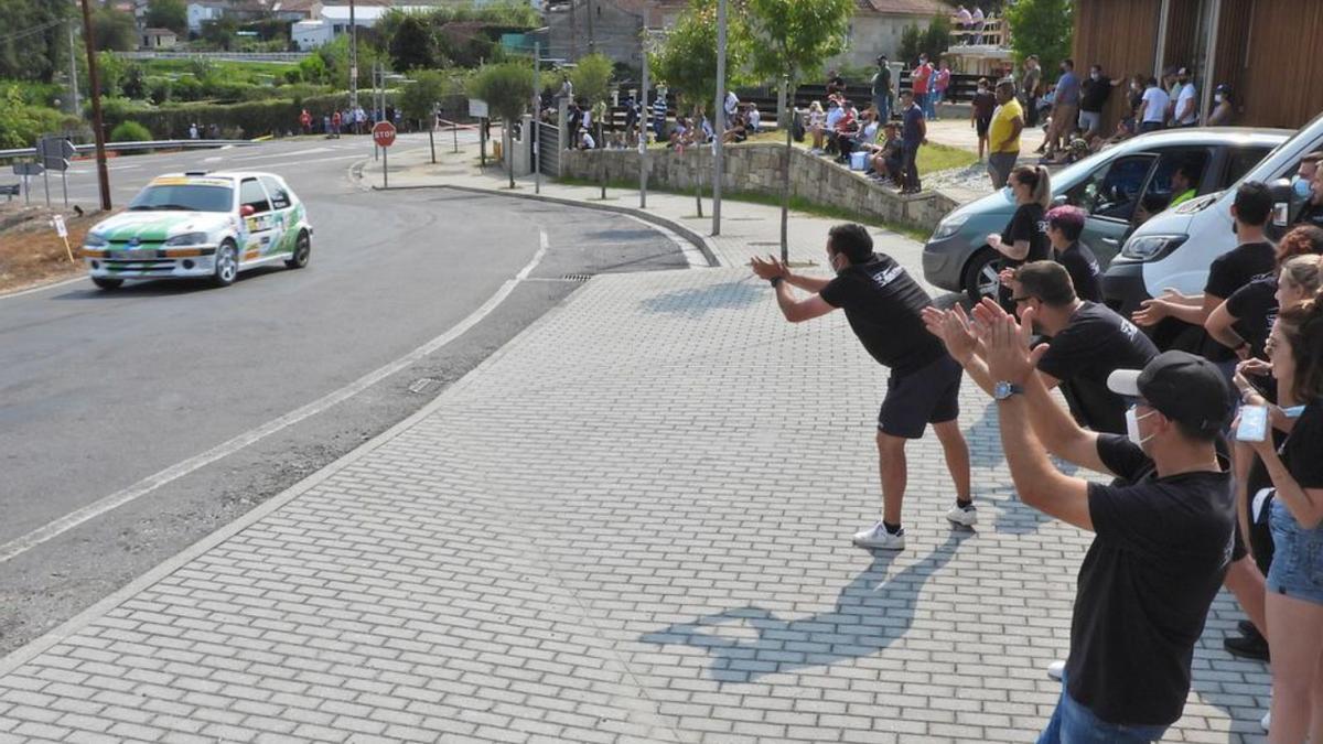 Aficionados animando a uno de los pilotos del rally 21 en Leiro. | / F.CASANOVA