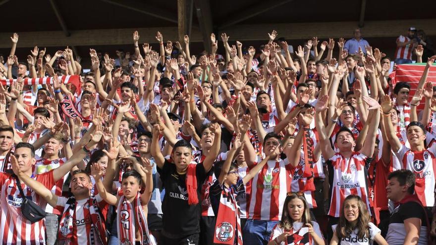 Afición del Zamora CF en el estadio municipal Ruta de la Plata.