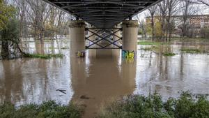 Crecida del río Ebro en su paso por La Rioja, este pasado martes.