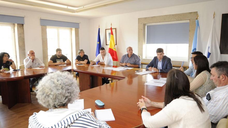 La corporación de Agolada celebró ayer su pleno de organización. |   // BERNABÉ/JAVIER LALÍN