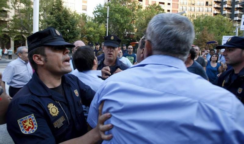 Fotogalería: Tensión entre policías y trabajadores de AUZ